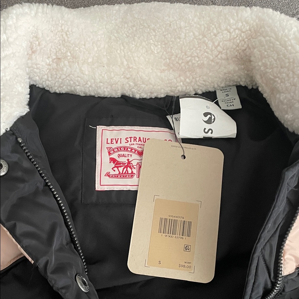Levi's Black and Cream Puffer Vest - Picture 3 of 3